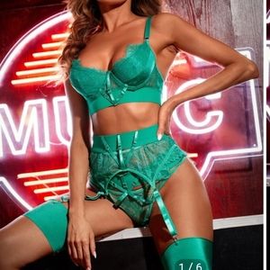 4 Piece Floral Lace Underwire Garter Lingerie Set